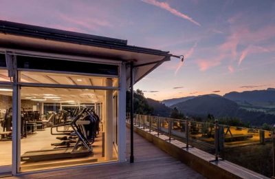 Hotel Allgäu Sonne Außenansicht vom Fitnessbereich und Alpenpanorama