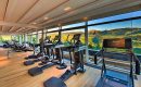 Fitnesscenter Moderne Sportgeräte vor Glaspanorama