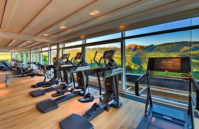 Fitnessraum Modernste Trainingsgeräte vor Panoramalandschaft