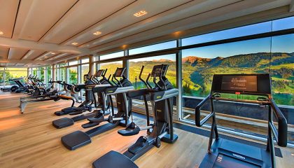Fitnessraum Modernste Trainingsgeräte vor Panoramalandschaft