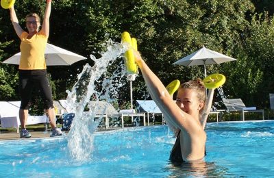 Wassergymnastik Zwei Frauen machen Wassergymnastik im Pool