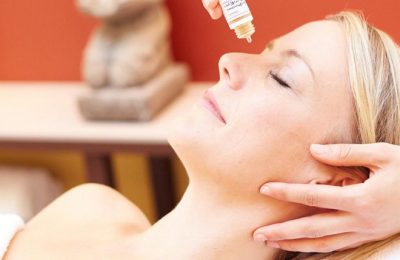 Kosmetik Frau erhält kosmetische Anwendung