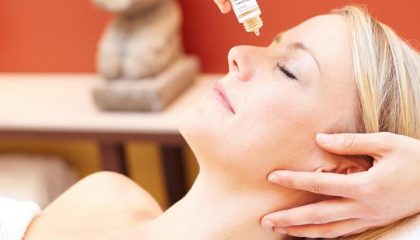 Kosmetik Frau erhält kosmetische Anwendung