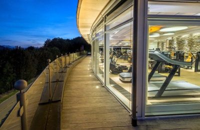 Fitnessraum Blick auf moderne Fitnessgeräte