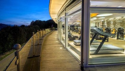 Fitnessraum Blick auf moderne Fitnessgeräte