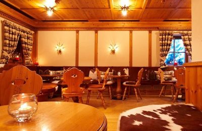 Bayerische Stube Typisch bayerische Sitzmöbel im Restaurant