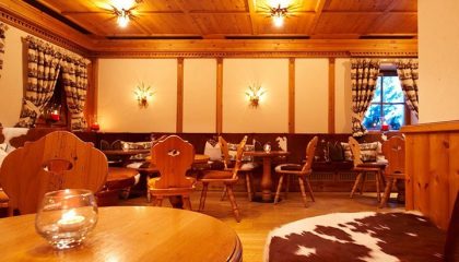 Bayerische Stube Typisch bayerische Sitzmöbel im Restaurant
