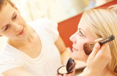 Beauty Frau erhält Beautyanwendung