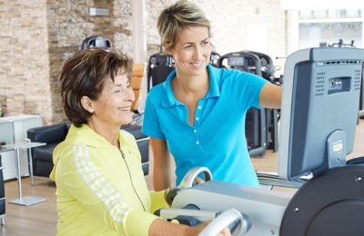 Gesundheit Personal Trainerin berät Dame