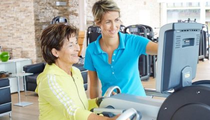 Gesundheit Personal Trainerin berät Dame