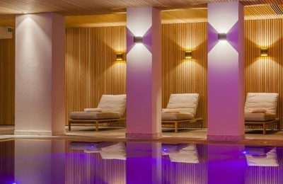 Innenpool Liegen Liegen im beleuchtete Indoor Pool