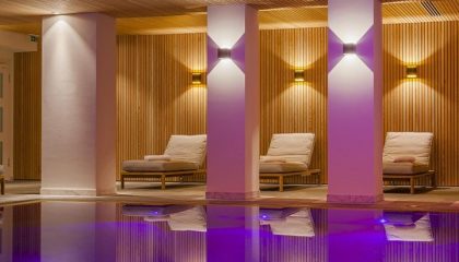 Innenpool Liegen Liegen im beleuchtete Indoor Pool