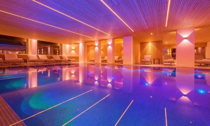 Indoor Pool  Orange-blau beleuchteter Innenpool
