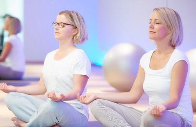 Meditation Zwei Frau entspannen bei Meditation