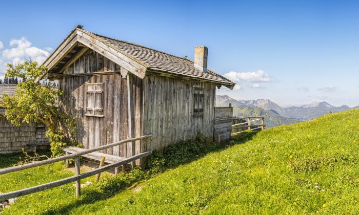 Bayern Almhütte auf grüner Wiese