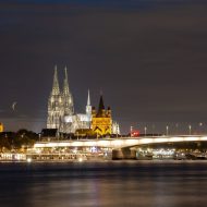Köln Kölner Dom und Stadt bei Nacht beleuchtet.