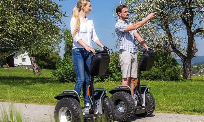 Segway Paar fährt auf Segway durch die Natur