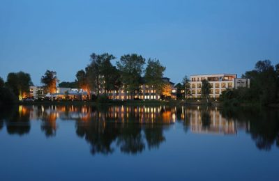 See Park Janssen Außenansicht vom Hotel und See am Abend