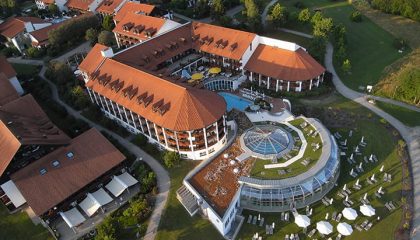 Luftaufnahme Hotel Fürstenhof mit Außenpool am Tag in der Übersicht