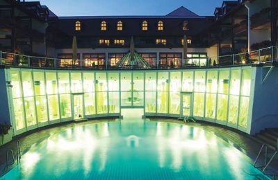 Außenpool Beleuchteter Außenpool am Abend