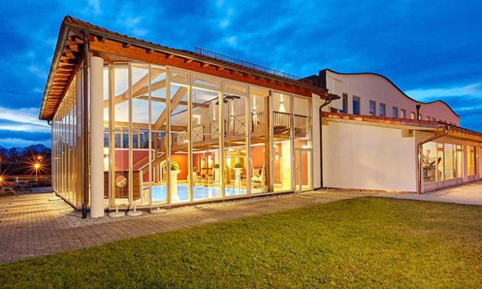 Schwimmbad Beleuchtetes Schwimmbad am Abend