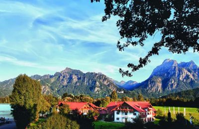 Hotel Sommer Außenansicht vom Hotel mit angrenzendem See