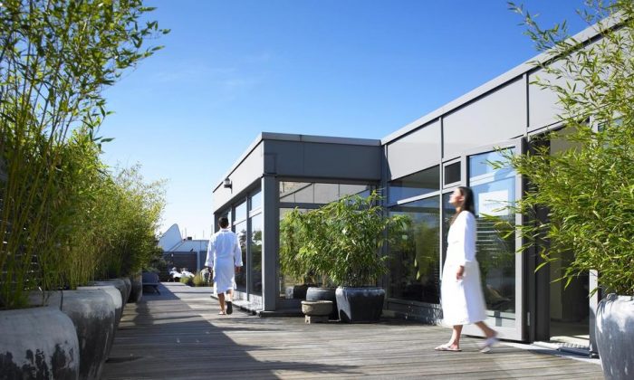 Spa Menschen in weißen Bademänteln im Spa