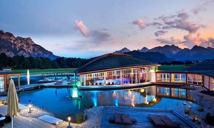 Hotel König Ludwig Beleuchteter Wellnessbereich am Abend im König Ludwig