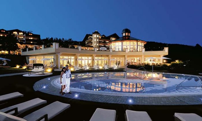 Hotel Mooshof Beleuchtetes Hotel am Abend