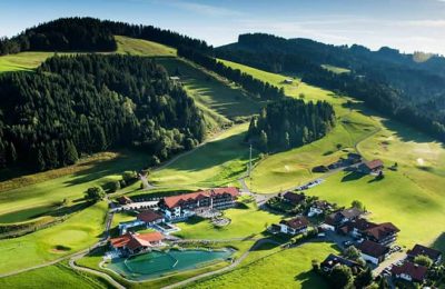 Haubers Naturresort Luftaufnahme mit Überblick über das gesamte Hotelgelände und Natur