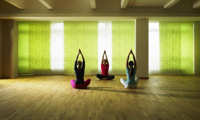 Yoga Drei Frauen machen Yoga