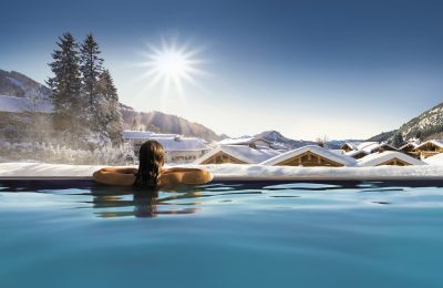 Panoramahotel Oberjoch - Winter Frau genießt Alpenpanorama vom Pool aus