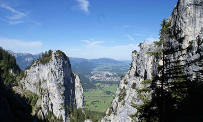 Allgäu Panoramablick über das Allgäu mit Felsen, Tälern und Stadt
