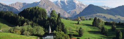 Allgäu Landschaft des Allgäus mit grünen Wiesen, Holzhütten und Bergen
