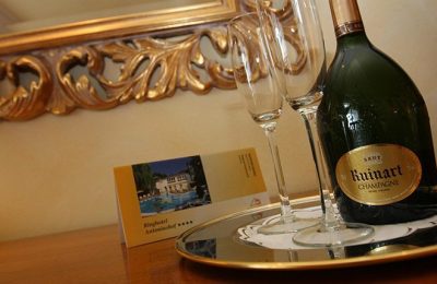 Sekt Sekt und Gläser im Doppelzimmer Deluxe 3