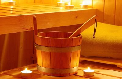 Gemütliche Sauna Rötlich beleuchtete Sauna im Kerzenlicht
