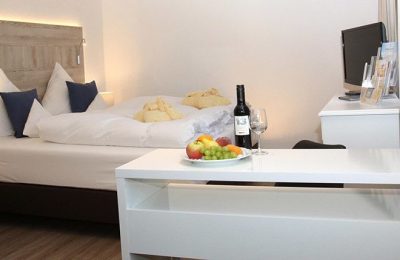 Junior Suite Bett und Wein in der Junior Suite