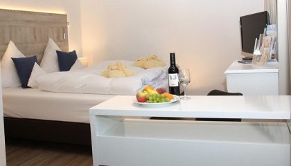 Junior Suite Bett und Wein in der Junior Suite