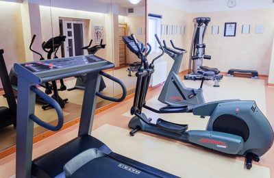 Trainingsgeräte Moderne Sportgeräte im Trainingsraum