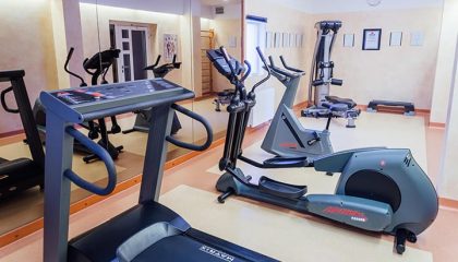 Trainingsgeräte Moderne Sportgeräte im Trainingsraum