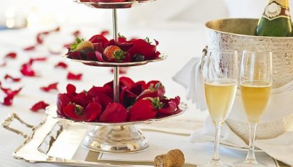 Romantische Kuscheltage Erdbeeren und Sekt in der Nahaufnahme