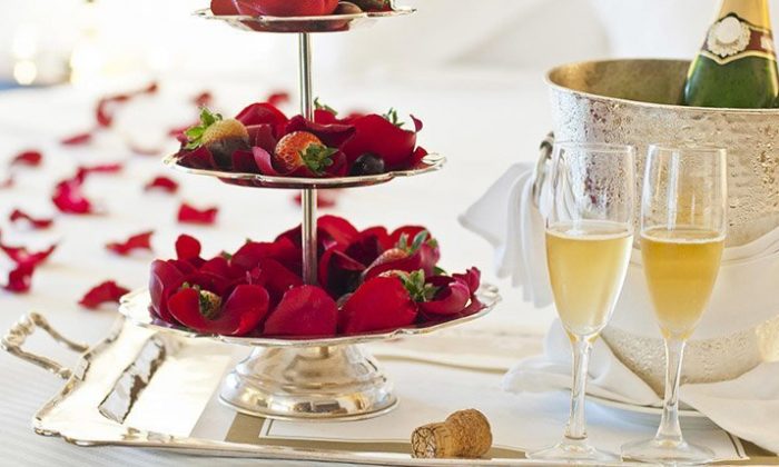 Romantische Kuscheltage Erdbeeren und Sekt in der Nahaufnahme