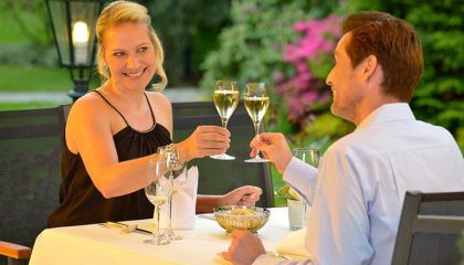 Candlelight Dinner Paar stößt bei romantischem Dinner zusammen an