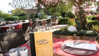 Gartenterrasse Terrasse im Garten im Sommer
