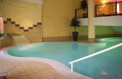 Indoor Pool Der Innenpool von der Seite