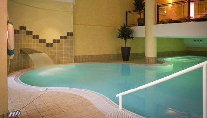 Indoor Pool Der Innenpool von der Seite