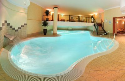 Indoor Pool Innenpool in der Totalen