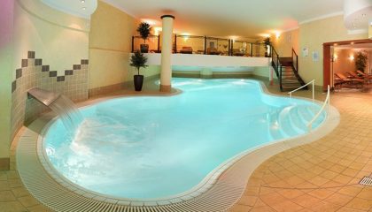 Indoor Pool Innenpool in der Totalen