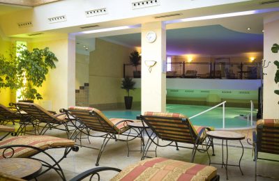 Liegen Liegen am Indoor Pool