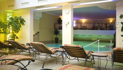 Liegen Liegen am Indoor Pool